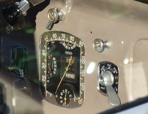 대시보드 보기: 왼쪽에서 기어 변속 손잡이가 보임