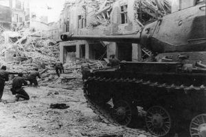 리파트킨의 IS-2 전차가 4월 27일 베를린에서 보병을 지원하고 있다.