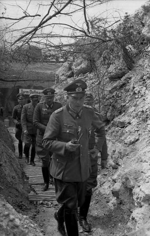 돌만이 1940년 프랑스 국경 근처의 포병 관측소를 시찰하고 있다.