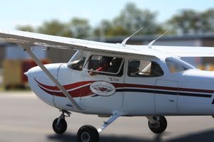 공항에 있는 헤리티지 비행 아카데미 세스나 172 항공기