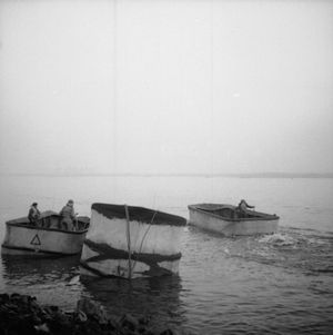 셔먼 DD 전차가 1945년 3월 24일 라인강을 건너고 있다