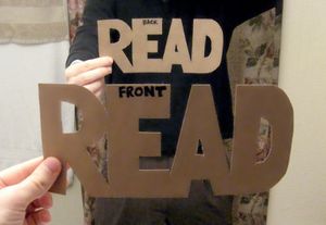 거울이 글자를 좌우가 아닌 앞뒤로 뒤집는 예시. 이 판지 단어는 뒤집히지 않고 제대로 반사된다.