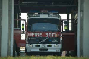 이 소방차 앞면에 "FIRE"라는 단어와 거울상이 표시되어 있다.