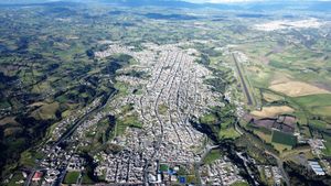 툴칸의 항공 사진. 콜롬비아 도시 이피알레스는 오른쪽 위에 있다.
