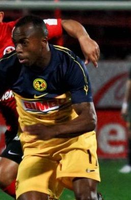 티후아나와의 경기에서 뛰는 베니테스