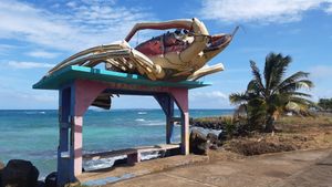 섬의 버스 정류장, 꼭대기에 바닷가재 조각상이 있음