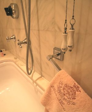 호텔 리츠 파리의 욕실. 복숭아색 수건이 보인다.