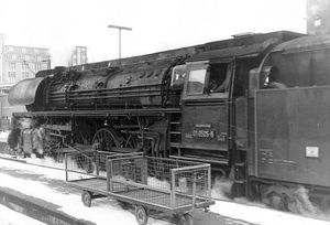 1971년 3월, 동독 철도(DR)의 대륙간 특급 열차가 01.5형 증기 기관차(4-6-2 "퍼시픽")의 견인으로 함부르크를 출발하여 베를린으로 향하고 있다.