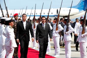 베네수엘라 부통령 아레아사가 2013년 12월 에콰도르 대통령 라파엘 코레아와 함께 있는 모습