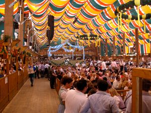 2009년 옥토버페스트의 뢰벤브로이-페스트할레 내부