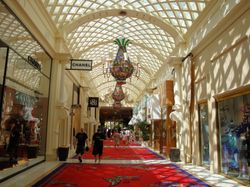 라스베이거스 앙코르 호텔, 건물 내부의 상점들이 보인다.