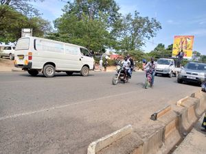 아루아 메인 스트리트에서 움직이는 보다, 자동차 및 자전거