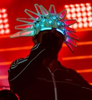 헤드기어를 쓰고 노래하는 제이 (2017년)