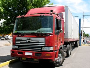 칠레의 히노 슈퍼 돌핀 프로피아 트랙터 헤드 (대형 그릴 포함)