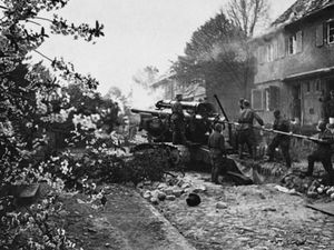 B-4 곡사포가 베를린 시내에서 발사하고 있다