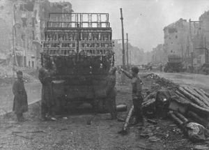 소련 카츄샤 로켓 발사기 승무원이 베를린의 한 거리에서 발사 준비를 하고 있다