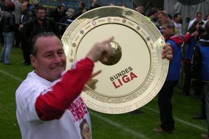 슈테번스 감독이 레드불 잘츠부르크와 함께 2009-10 오스트리아 분데스리가에서 우승을 자축하고 있다.