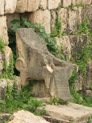 아스타르테의 왕좌 (에슈문 신전에서), 두 마리의 날개 달린 혼종이 다리를 형성하고 있다.