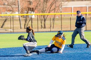 2015년 텍사스 A&M-커머스 라이온스를 상대로 경기하는 힐토퍼스 소프트볼 팀