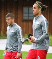 2016년 8월 9일 FC 리퍼링과의 친선 경기에서 유수프 폴센과 함께 찍은 데메의 사진.