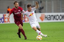 2018년 9월 UEFA 유로파 리그 경기에서 FC 레드 불 잘츠부르크의 안드레아스 울머와 공을 다투는 데메.