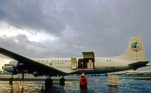 1971년 마이애미 국제공항에서 아비아테카의 더글러스 DC-6A