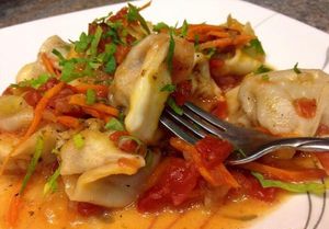 토마토 소스와 채소를 곁들인 우즈베키스탄 추추바라