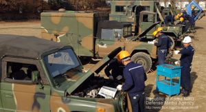 제20기계화보병사단(여단의 이전 명칭)의 병사들이 차량을 정비하고 있다.