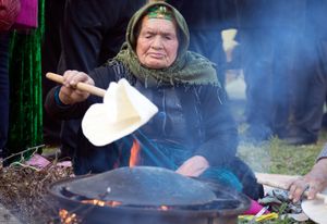 라바시를 굽는 아제르바이잔 노인