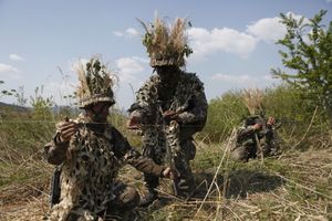 제22보병사단 장병들이 적의 이동을 추적하기 위해 I-감지선을 설치했다.