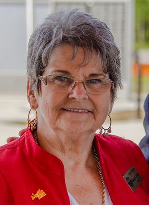 글렌다 레드포드, 2020년부터 시 시장을 역임하고 있으며, 2022년 와실라 현충일 기념식에 참석한 모습이다.