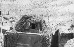 후방에서 본 「동방의 벽 포탑 I형」지하에 매몰해야 할 거주 시설의 후방이 참호에 노출되어 있다