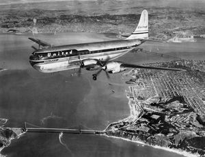 유나이티드 항공(United Airlines) 377기가 골든 게이트 브리지 위를 지나고 있다.