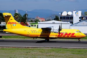 2013년 톤콘틴 국제공항에서 택싱하는 DHL 데 과테말라 ATR 42-320F