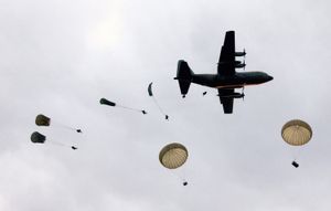 2005년, 3 RAR 병사들이 C-130 허큘리스 수송기에서 낙하산 강하 훈련을 하는 모습