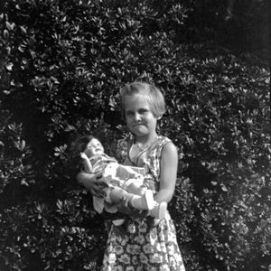 인형을 든 소녀