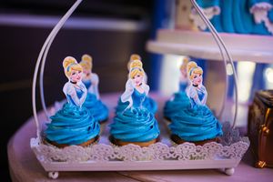 이 컵케이크 키트는 디즈니 영화의 신데렐라를 보여주며, 인쇄된 종이 장식과 색깔 있는 컵케이크 라이너를 포함한다.