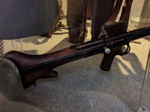 MG 30의 사격 통제 기둥과 개머리판