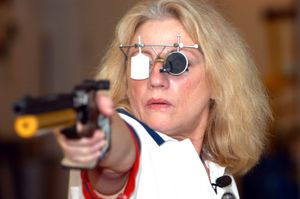 권총 사격 선수들 사이에서 흔한 시력 보조 장치