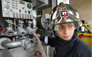 이란 최초 여성 소방서 개소식에서 훈련 중인 여성 소방관, 카라지, 2006년 11월 4일