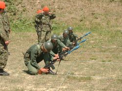 M31 대전차 소총 유탄의 모의탄 발사 훈련을 하는 대원