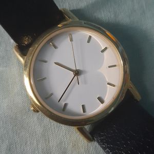 시계 다이얼에 빛이 비추어 형성된 심장형.