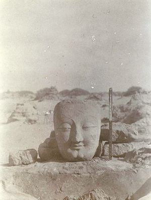 1906년 12월, 미란에서 발굴된 불상의 머리 모습.