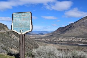 브리티시컬럼비아 주 애시크로프트 근처에 있는 캐나다 노던 철도의 "마지막 스파이크" 기념 표지판. 캐나디안 내셔널 철도의 주요 전신 중 하나이다.