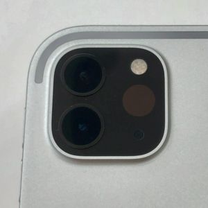 후면 카메라와 LiDAR 스캐너 (사진은 11인치 아이패드 프로 (2세대)의 것. 본 모델도 동등한 것을 탑재하고 있다.)