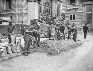 1940년 5월 런던 버드케이지 워크의 정부 건물 주변에 모래주머니 방어선을 구축하는 근위 보병 연대 병사들