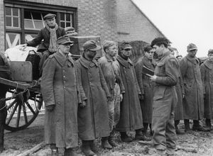 비둘기 작전 중인 1944년 10월, 폴란드 제1기갑사단 중위에게 심문받는 독일군 포로