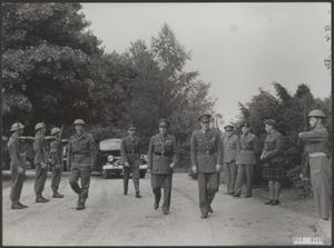 네덜란드 주둔 제1 캐나다군 사령관 해리 크레러 장군이 오라녜나사우 훈장 대십자 기사단을 칼과 함께 받기 위해 아펠도른의 리페-비스터펠트 베른하르트 공자 본부에 도착한다. 배경에는 군용 베레모를 쓴 시먼즈 중장과 피크드 캡을 쓴 찰스 포울크스 중장이 보인다.