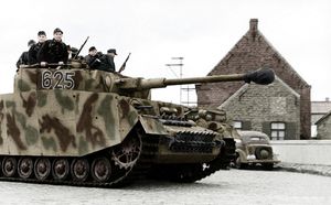 훈련 중인 기갑척탄병과 4호 전차 (1943년).