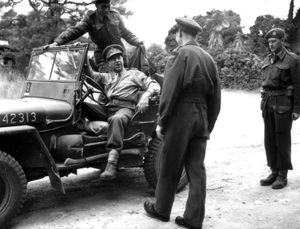 1944년 7월 노르망디에서 지프에서 내리는 크레러